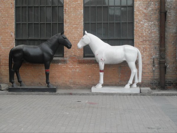 sculture a forma di cavalli
